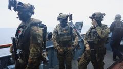 Varios soldados caminan sobre la cubierta de la fragata Bayern (Baviera) de la Armada alemana cerca de Rostock, Alemania, el 28 de agosto del 2025.