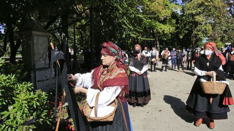 La ofrenda floral a Rosalia de Castro corri� este a�o a cargo de la artista M�nica Alonso