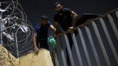 Inmigrantes ilegales saltando la valla que separa Ceuta de Marruecos.
