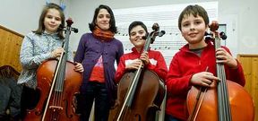 Los cuatro alumnos de la Escuela Eunicipal de M�sica de Cabanas, ayer, poco antes de una de sus clases.