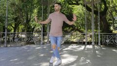 David Brea sigui� los pasos de su padre y es polic�a local. De joven, este santiagu�s gan� un concurso de modelos que organizaba �rea Central e hizo algunos trabajos como modelo de fotograf�a, una faceta que ahora tiene aparcada. Actualmente, est� volcado en las competiciones, exhibiciones y clases con su pareja de baile y con la compa��a Dansarey.