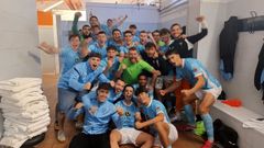La plantilla mari�ana celebra su primera victoria en el vestuario visitante de Elvi�a Grande.