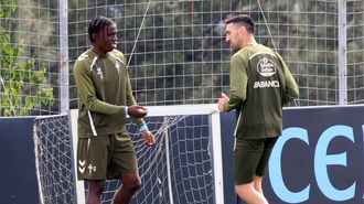 Ilaix Moriba y Vecino, trabajando ayer al margen del grupo en el inicio de la sesi�n.