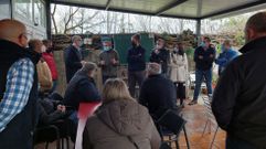 Vecinos de Noalla y Vilalonga se reunieron con concejales para analizar los problemas de la fibra �ptica en Sanxenxo la pasada primavera