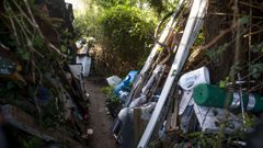 El Capuchas acumula gran cantidad de residuos en el entorno de la casa que okup�