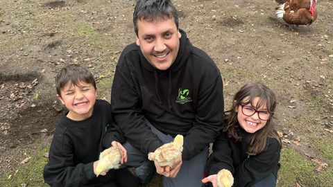 Ra�l con sus hijos y algunos de los polluelos tan demandados que cr�a