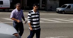 Antonio Fern�ndez (camiseta de rayas) acompa�ado por el portavoz del PSOE en A Gudi�a.