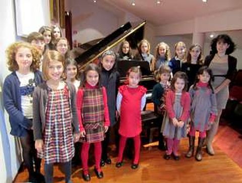 Inauguraci�n de la Cl�nica de Fisioterapia Rehab, a la izquierda, y los alumnos del Conservatorio Hist�rico con la profesora Esther Sobral.