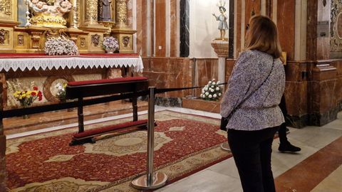 Una alfombre cube ahora la zona donde estaban las sepulturas de Queipo de Llano y su esposa