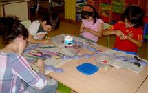 Usuarios del Espazo Infantil Aberto municipal, ahora suprimido, durante el pasado verano.