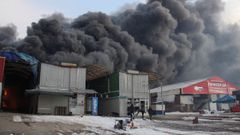 Incendio despus de un ataque en el mercado de Barabashovo, el mayor de Ucrania 