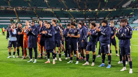 Los futbolistas del Celta, aplaudiendo a los aficionados desplazados a Glasgow.