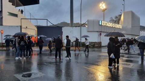 La afici�n a las afueras del estadio de O Couto antes del partido de Copa del Rey
