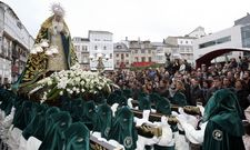 La Hermandad de la Santa Cruz, de la que forman parte mil mujeres, sac a la calle la imagen de la Virgen de la Esperanza, realizada por el imaginero Romero Zafra. 