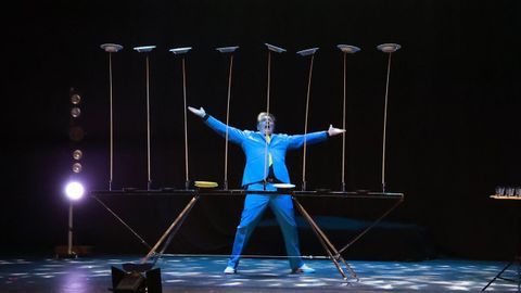 El mago francés David Burlet, con ocho platos girando sobre varillas, este viernes en el Teatro Colón