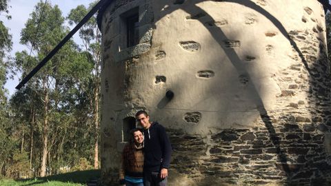 Marin y Octavio junto al molino que restaur Secundino Rivera hace unos 40 aos y que haba construido su bisabuelo, en O Barqueiro