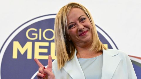 Giorgia Meloni, lder del partido ultra Fratelli de Italia, hace el signo de la victoria tras ganar las elecciones generales en el pas