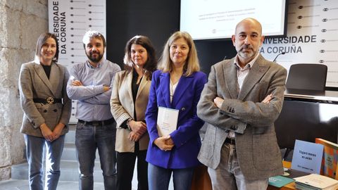 De izquierda a derecha: Verónica Bolón (responsable de la Cátedra Inditex-UDC), Jesús Anta (coordinador del proyecto CO-UDlabs), Belén Montero ( proyecto WASTE2BioComp) y Jerónimo Puerta,s vicerrector de Investigación e Transferencia de la UDC