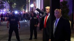 Despliegue policial ante la salida de un restaurante de Washington donde cen Trump