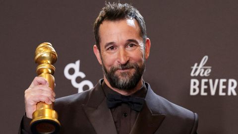 Noah Wyle posa con su premio a Mejor Actor de Televisi�n en una serie dram�tica por �The Pitt�