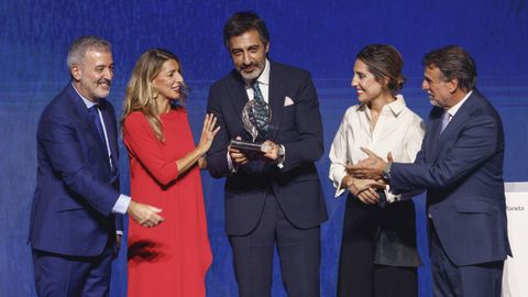 El escritor Juan del Val (c) acompaado por el alcalde de Barcelona, Jaume Collbini (i), la ministra de Trabajo, Yolanda Daz (2i), la escritora ngeles Banzas y el presidente del Grupo Planeta, Jos Creuheras
