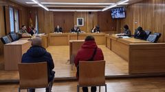 Los padres del beb� maltratado en Lugo, frente al tribunal de la Audiencia, durante el juicio.