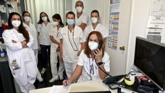 Carmen L�pez, al tel�fono, con parte del equipo de enfermer�a de L�pez Mora, ayer