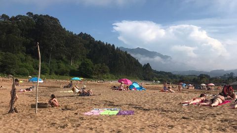 La playa de La Griega hoy, 30 de mayo, con ba�istas pero sin masificaciones