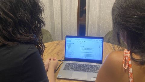 Dos de las denunciantes ante el correo electrónico de respuesta de Airbnb