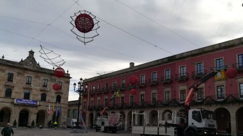 La plaza Mayor, con los adornos navide�os