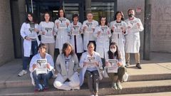 Concentracin de profesionales sanitarios, este martes, en el centro de salud de Lrez, en Pontevedra