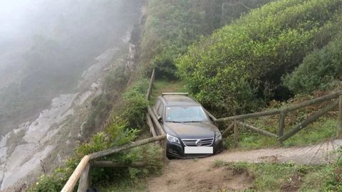Un coche atasca la senda costera de El Franco