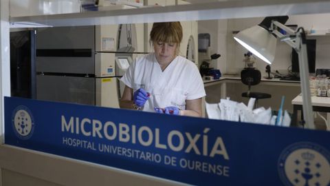 La IA est&aacute; presente en m&uacute;ltiples &aacute;reas laborales. En la imagen, el laboratorio de microbiolog&iacute;a del CHUO que en el 2025 se convirti&oacute; en el primero de Galicia automatizado y equipado con inteligencia artificial