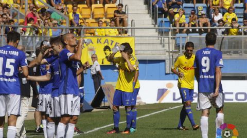 Jugadores de Oviedo y C�diz se refrescan durante el partido del domingo