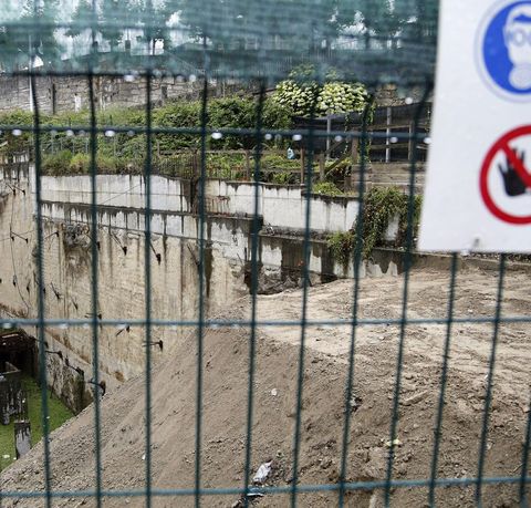<span lang= es-es >Problema resuelto</span>. Cuando las protestas vecinales salieron a la luz la Gerencia de Urbanismo se moviliz� y en pocos meses rellen� el agujeron con tierra procedente de una obra de Navia. 
