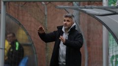 Adri�n Lema dando indicaciones a sus jugadores durante su estancia como t�cnico del Coristanco