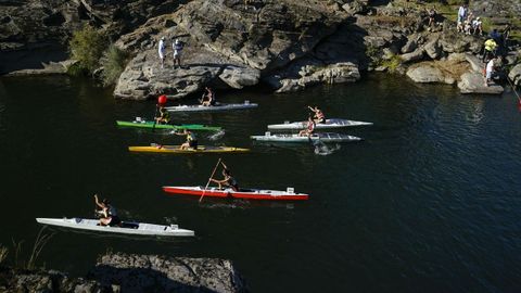 Fiesta de la piragua en O Barco.El Descenso do Sil capt a ms de 200 palistas y a numeroso pblico