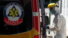 Un sanitario madrile�o equipado para protegerse del covid-19