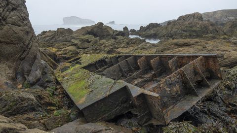 Restos del Iruz en la cala de Lobadiz