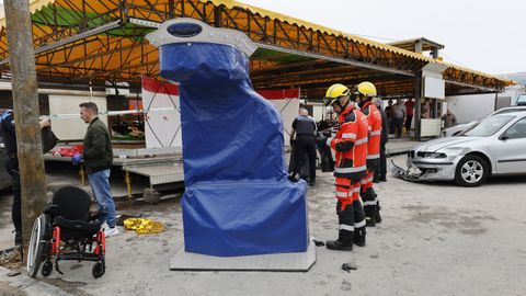 Bomberos, Policía Local y Guardia Civil en el lugar donde un coche atropelló a varias personas