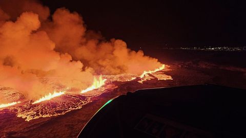 Islandia declara el estado de emergencia tras la erupcin de un volcn cerca de la ciudad de Grindavik