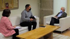 Toba, en el centro, con parlamentarios del PSOE