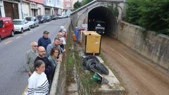 Los vecinos de la calle Instituto, ayer delante de las obras que les provocan molestias.