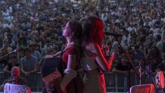 Caama�o & Ameixeiras actuando na praza da Quintana no Trad Fest.