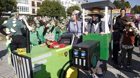 Los escolares de Pobra salieron a la calle a lucir sus disfraces