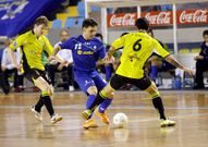 Jhony, entre dos jugadores del Manacor.