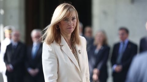 La presidenta del TS y del CGPJ, Isabel Perell&oacute;, durante el izado solemne de la Bandera con motivo del XII Aniversario de la Proclamaci&oacute;n de Felipe VI, en la Plaza de la Villa de Par&iacute;s, en Madrid.
