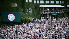 Jannik Sinner celebra su t�tulo de campe�n de Wimbledon desde el balc�n del All England.