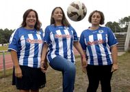 Bego�a Dom�nguez, Ana Bel�n Su�rez y D�bora L�pez, durante el �ltimo partido jugado en A Alta. 
