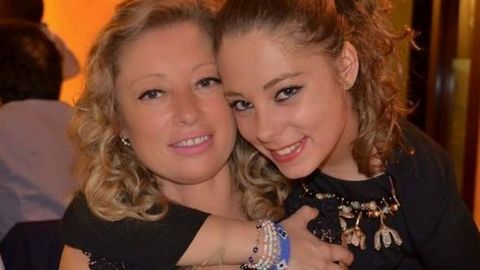 Imagen de archivo de una celebraci�n de los vecinos de San Cremenzo de Pazos (Zas), con Bel�n Rodr�guez Maro�as y su hija Paula Sueiro.